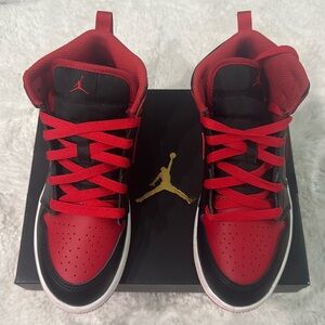 Jordan 1 Mid (PS) size 2.5 Y